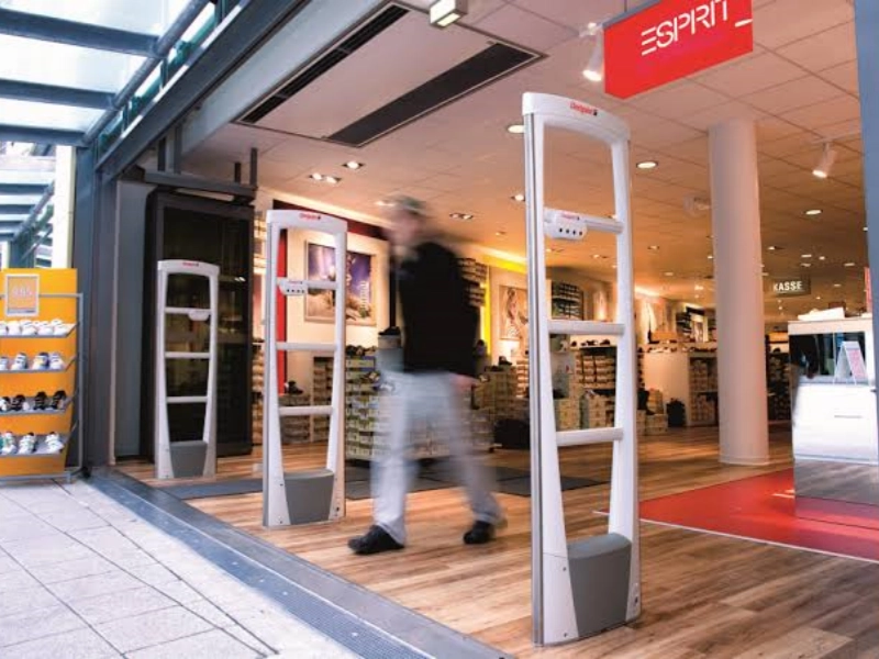 Como as lojas de varejo usam sacolas de compras de segurança EAS para impedir...